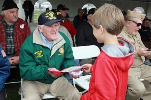 A veteran receives a hand-made card from a student. 