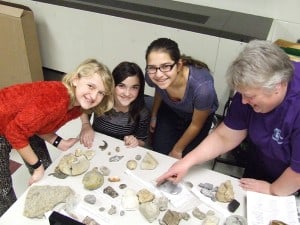 Photo by Crystal Hayduk. Emily Torrance, Carolyn Pierce, Madelyn O’Hara, and Jean McKim study fossils.